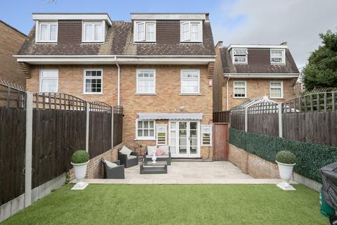 4 bedroom semi-detached house for sale, Montrose Close, Woodford Green