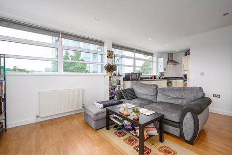 2 bedroom flat for sale, Bridge Street, Walton-On-Thames