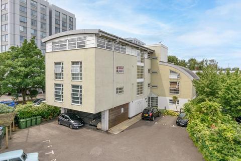 2 bedroom flat for sale, Bridge Street, Walton-On-Thames