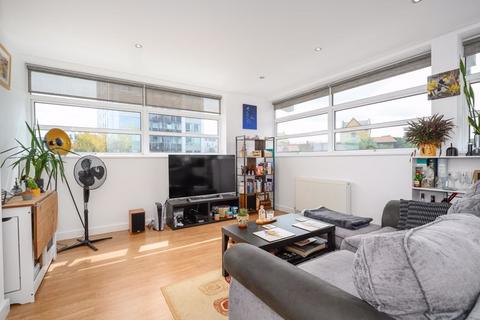 2 bedroom flat for sale, Bridge Street, Walton-On-Thames