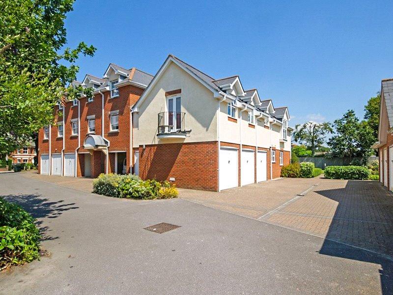 Lymington Road, Highcliffe, Christchurch, Dorset, BH23 3 bed apartment