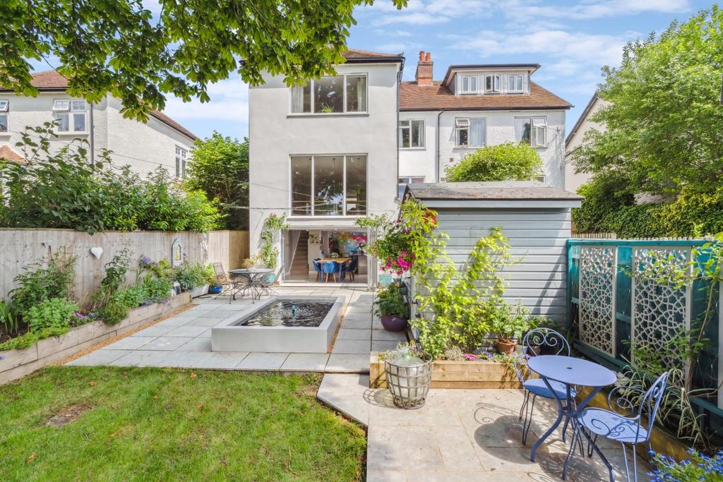 Hughenden Road, High Buckinghamshire, HP13 5PG 5 bed semi