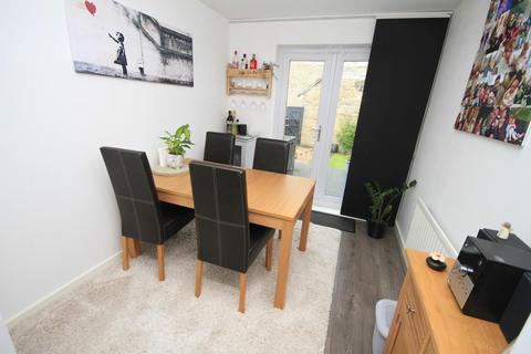 7 Longlands, Idle, Bradford, BD10 9UG