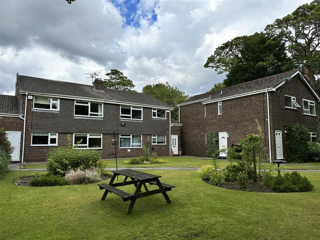 Wellington Road, Timperley, Altrincham 2 bed apartment £1,150 pcm (£