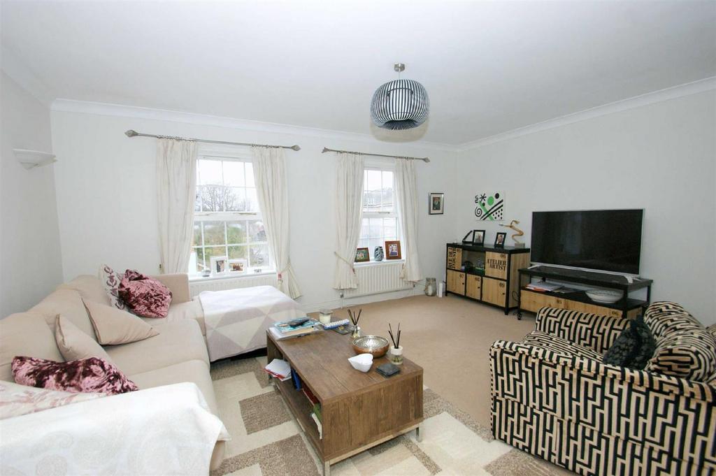 Fairfield Court, Alwoodley, Leeds 2 bed flat to rent £1,100 pcm (£254 pw)