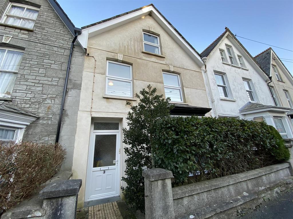 Fernleigh Road, Wadebridge, PL27 3 bed flat £700 pcm (£162 pw)