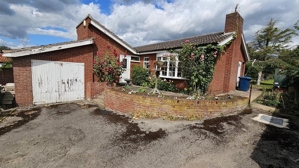 Hawksworth Road, Screveton 2 bed detached bungalow for sale £375,000