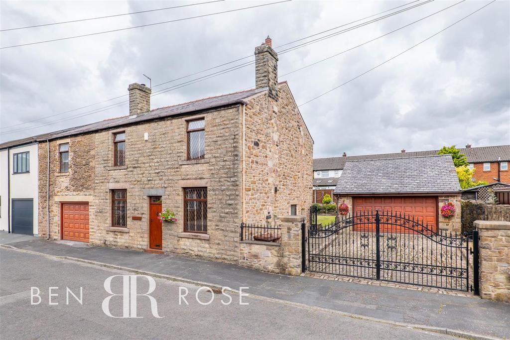South Avenue, Chorley 4 bed semidetached house for sale £359,995