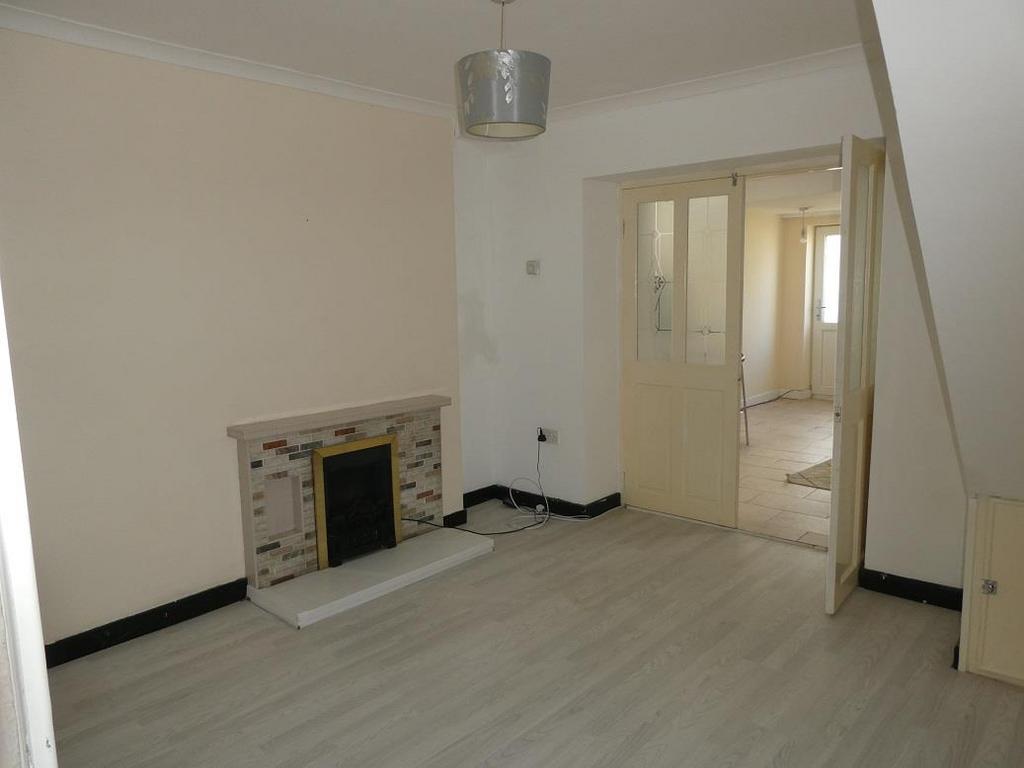 Brecon Road, Hirwaun, Aberdare 2 bed terraced house £595 pcm (£137 pw)