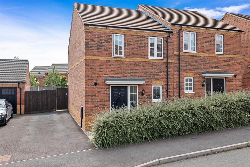 b Road, ShipstonOnStour, Warwickshire 2 bed semidetached house