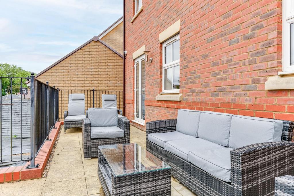 24 Longmead-24.jpg