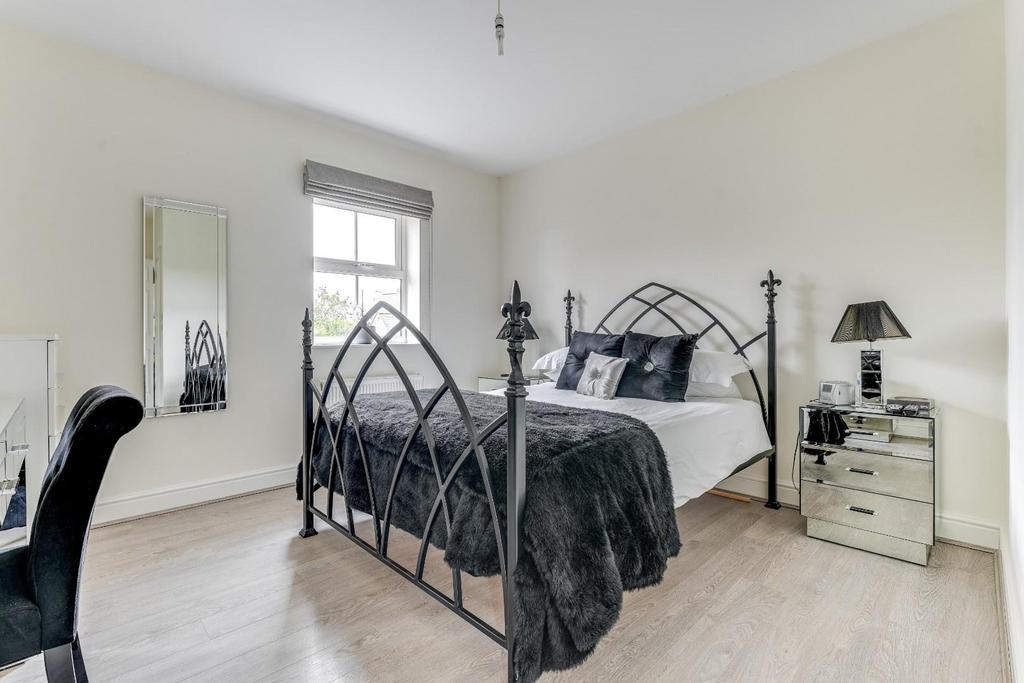 24 Longmead-10.jpg