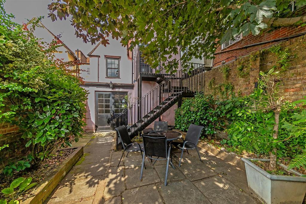 Holywell Hill, St. Albans 2 bed apartment to rent £2,500 pcm (£577 pw)