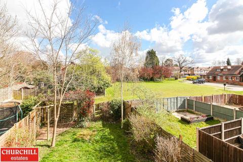 20 Valley Close, Loughton, IG10 3AB