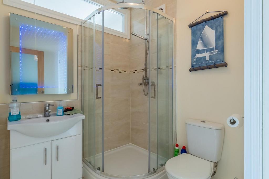 SHOWER ROOM 3.jpg