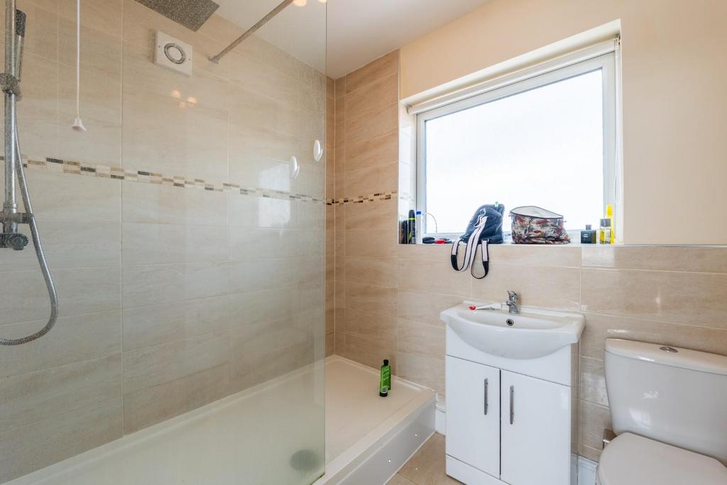 SHOWER ROOM 1.jpg