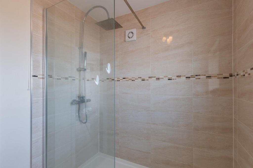 SHOWER ROOM 2.jpg