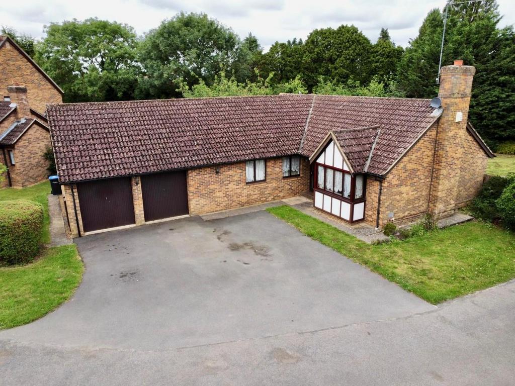 Tiverton Avenue, Kingsthorpe, Northampton NN2 4 bed detached bungalow