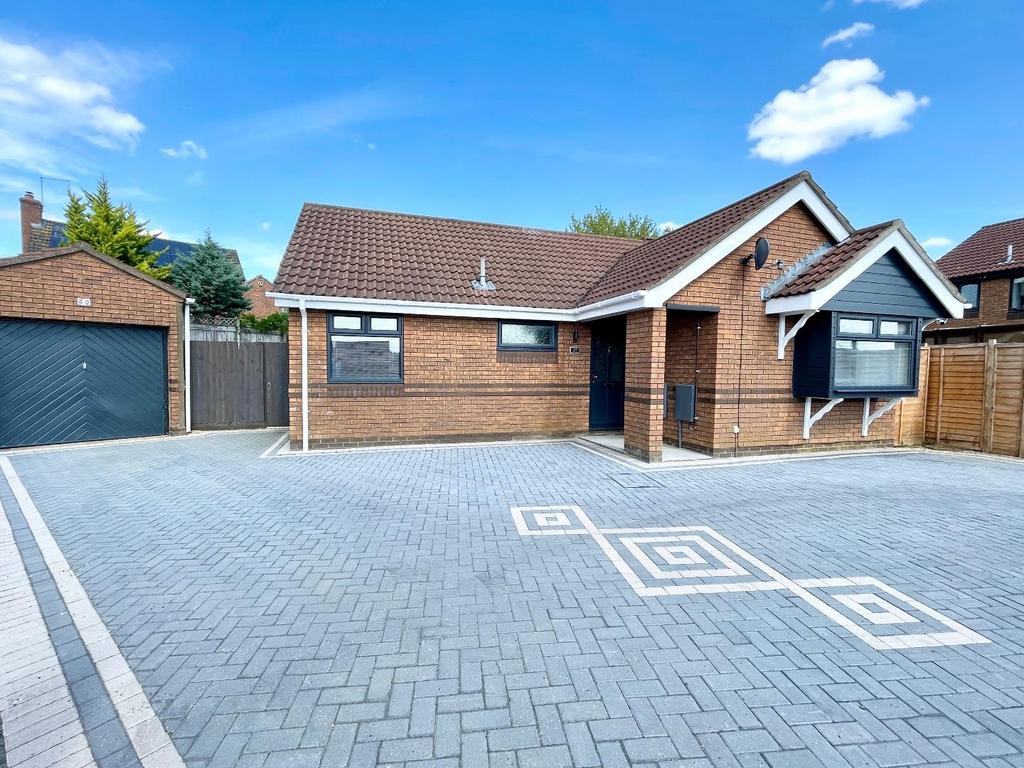 Claregate, East Hunsbury, Northampton NN4 3 bed detached bungalow for