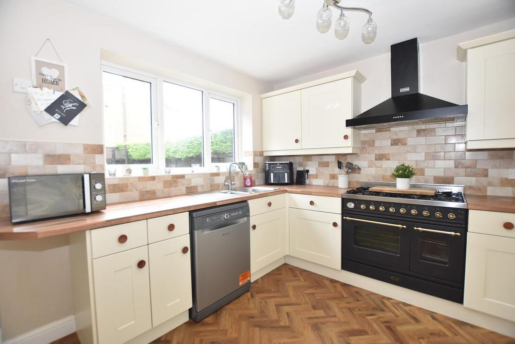 Kitchen 02.jpg