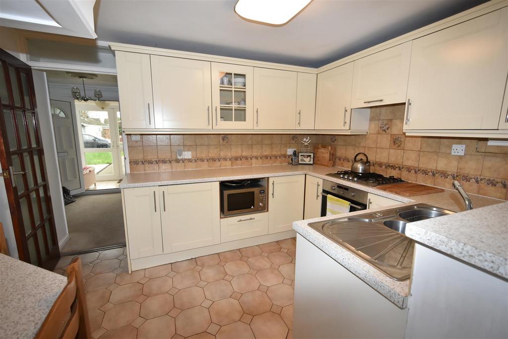 Leigh Road, Canvey Island SS8 3 bed semidetached house £375,000