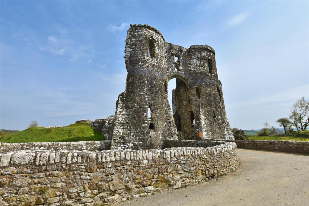 Llawhaden castle