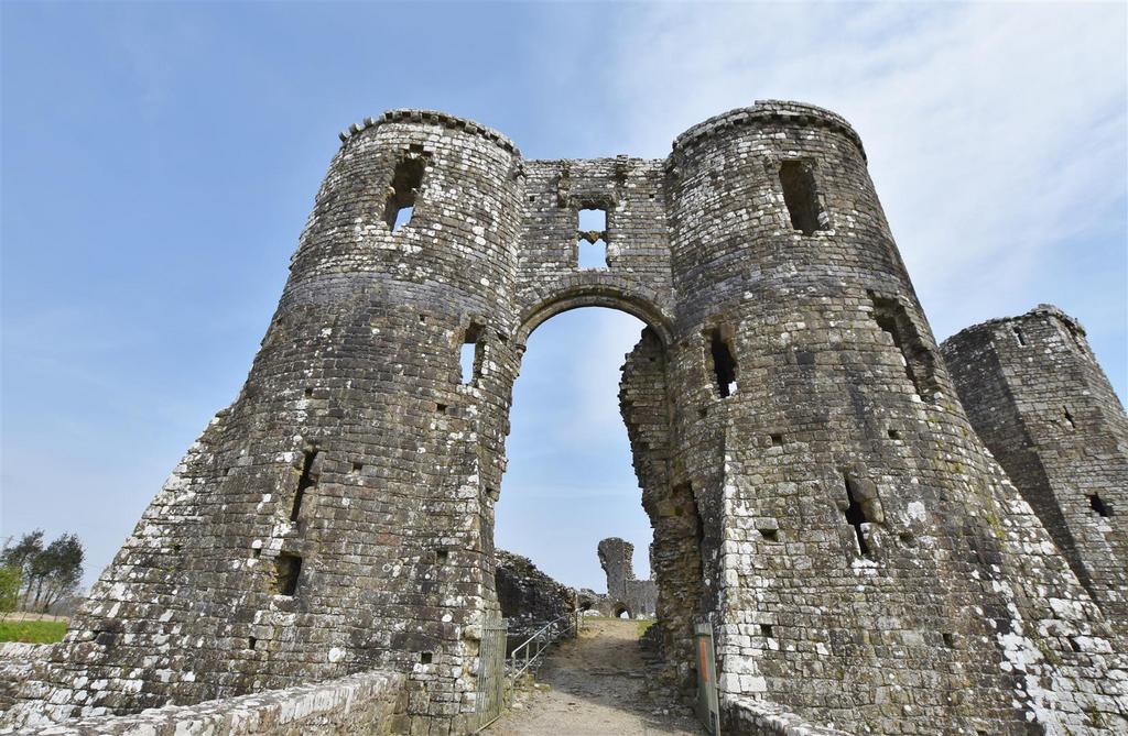 Llawhaden castle