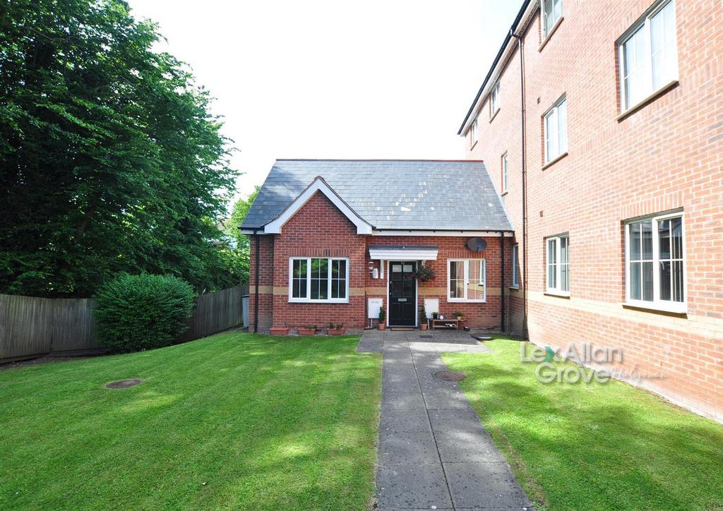 Haden Hill Road, Halesowen 2 bed apartment £110,000