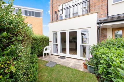 Flat 7, Dove House Merchant Close, Epsom, KT19 0AF