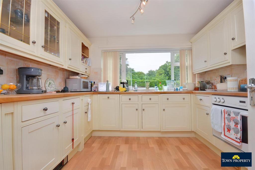 Carlisle Road, Eastbourne 2 bed flat for sale £240,000