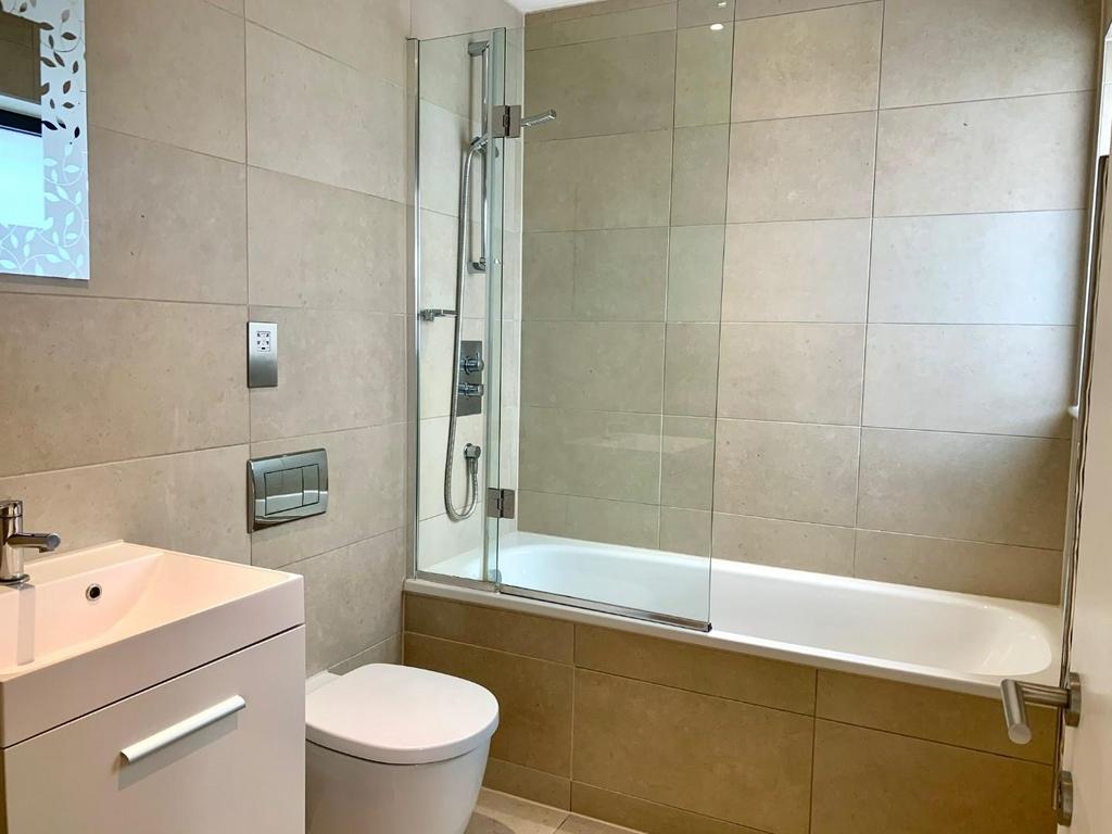 Bedroom 1 Ensuite.jpg
