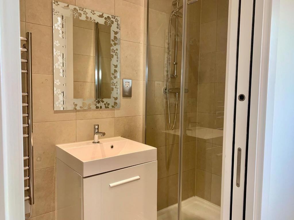 Bedroom 2          En suite.jpg