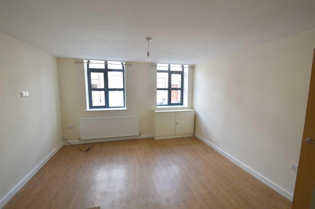 Peel Street, Macclesfield 3 bed terraced house £250,000