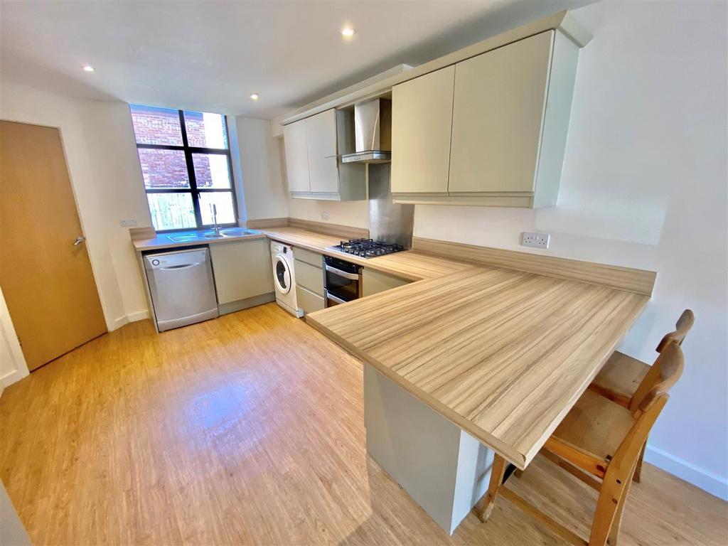 Peel Street, Macclesfield 3 bed terraced house £250,000