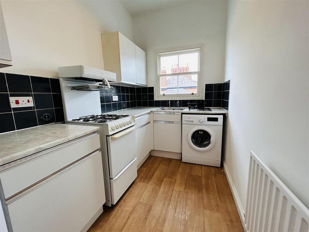Flat 5, 29 Stubbs Road, Wolverhampton 1 bed flat £550 pcm (£127 pw)