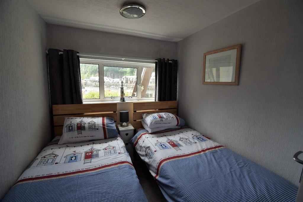 Bed 2.jpg