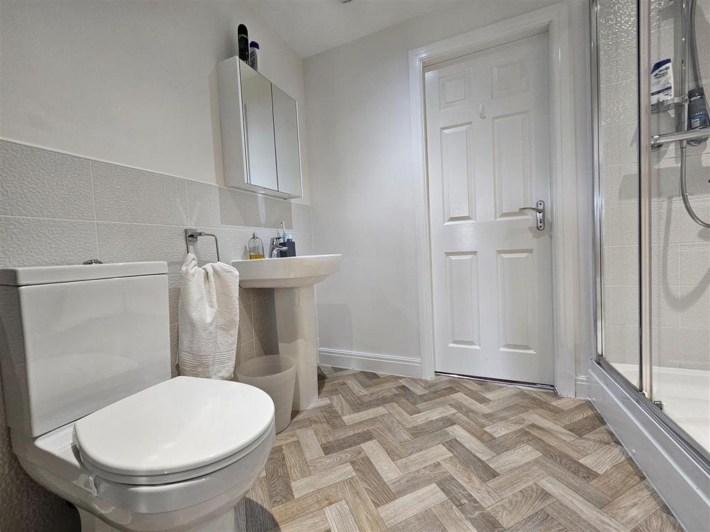 En suite shower room/wc