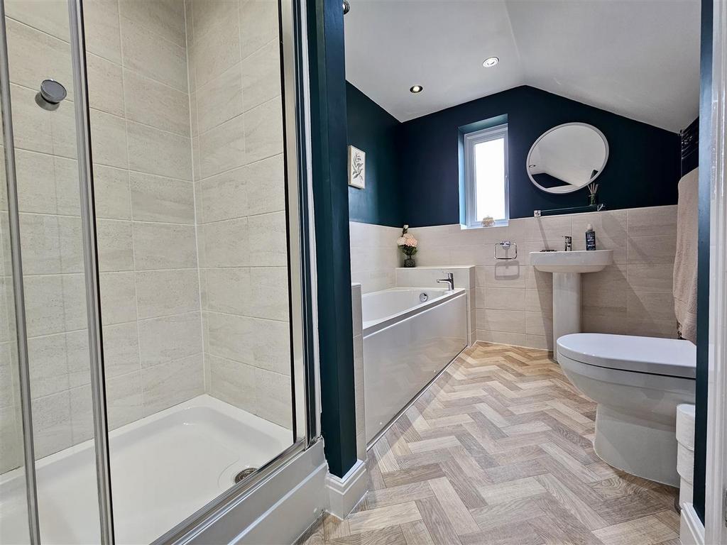 En suite bathroom/wc