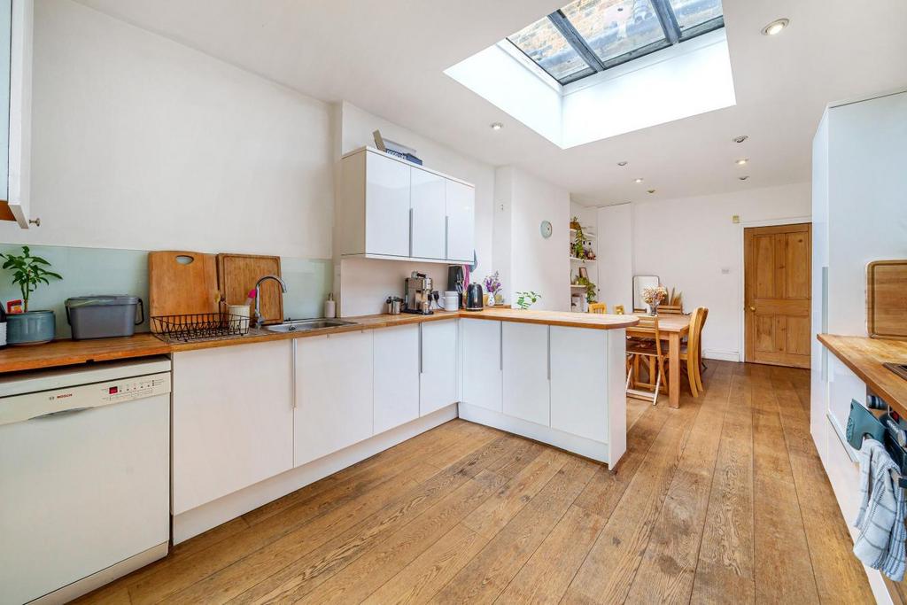 Bedford Hill, Balham 2 bed flat for sale £800,000