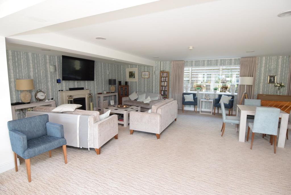 Queen Eleanor Court, Amesbury, SP4 7FU 1 bed flat for sale £185,000