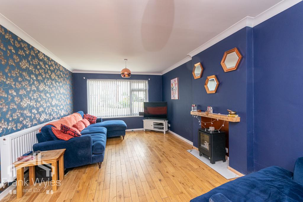4 Britannia Walk 5 bed detached house £425,000