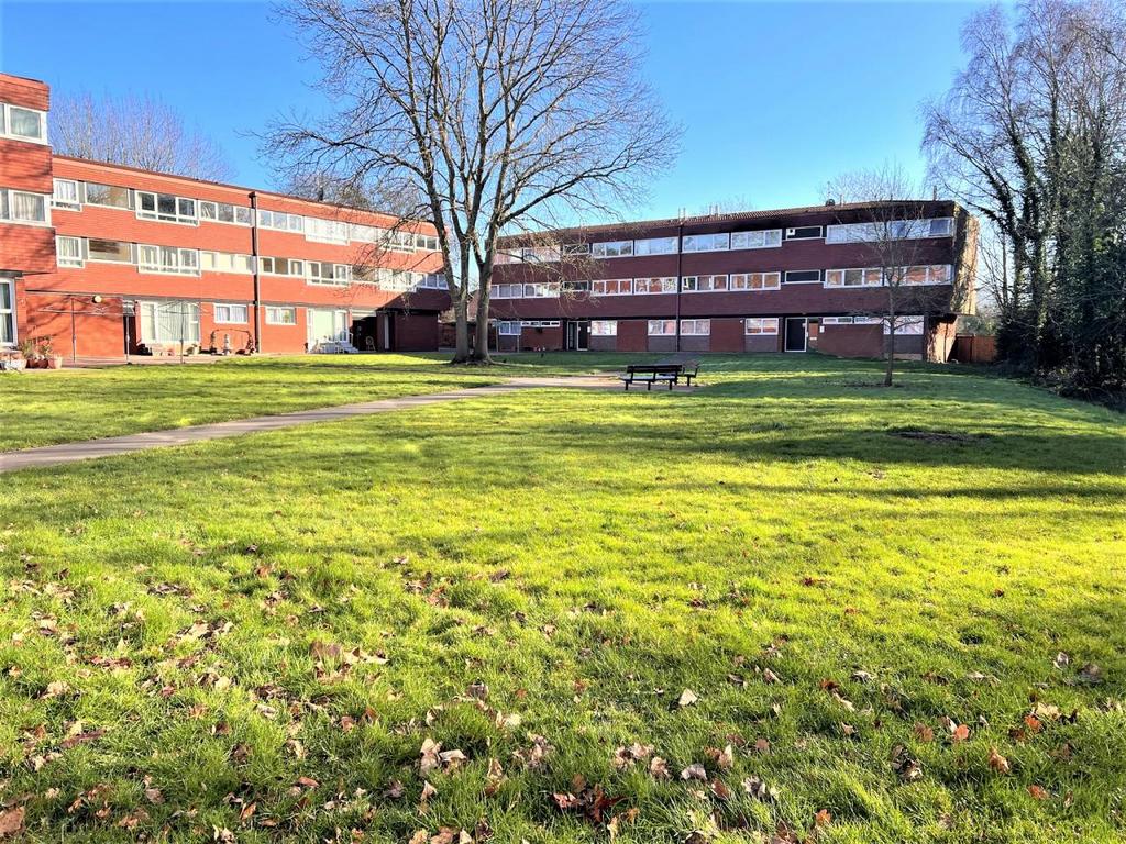 Cleaver Gardens, Nuneaton CV10 2 bed flat £795 pcm (£183 pw)