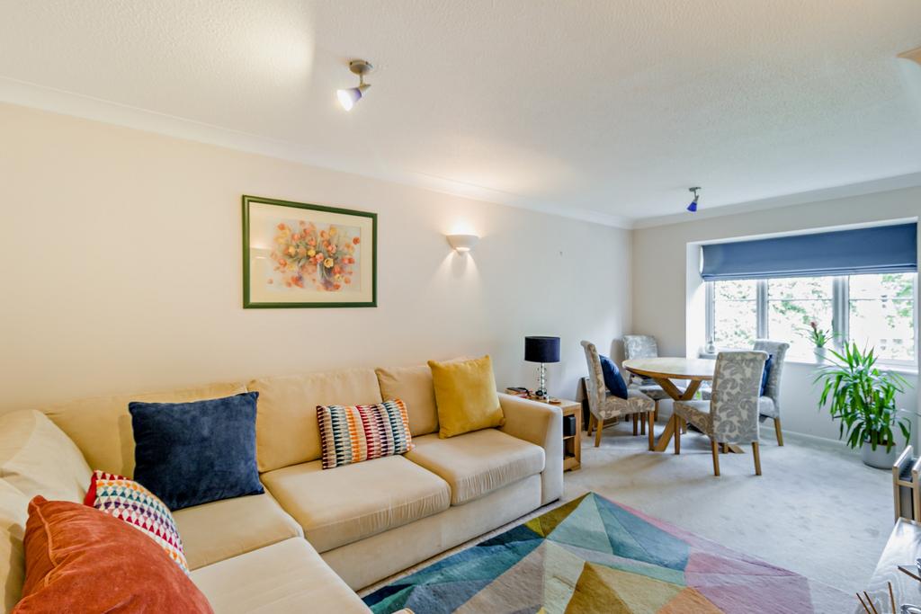 Thompson Way, Mill End, Rickmansworth, WD3 2 bed apartment for sale £