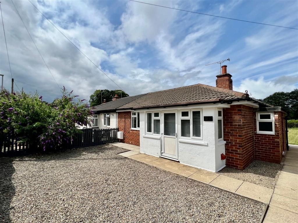 Boston Spa, West Avenue, LS23 2 bed semidetached bungalow to rent £