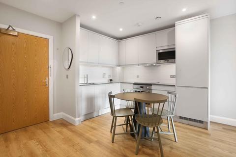 2 bedroom flat to rent - Moat Street, London, SW11