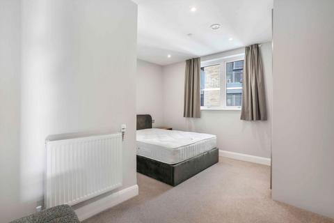 2 bedroom flat to rent - Moat Street, London, SW11