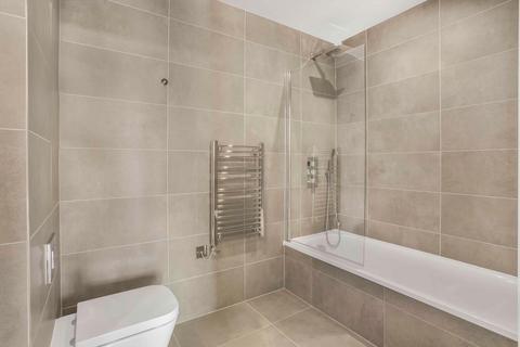 2 bedroom flat to rent - Moat Street, London, SW11