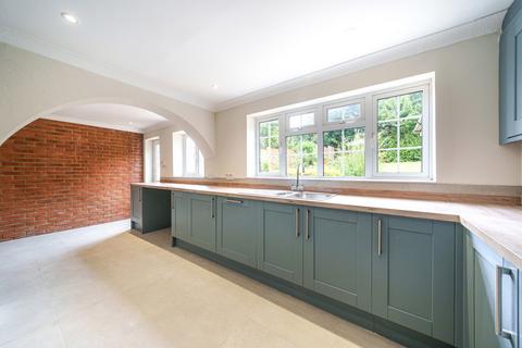 4 bedroom detached house to rent, Derwent Close, Farnham, Surrey, GU9