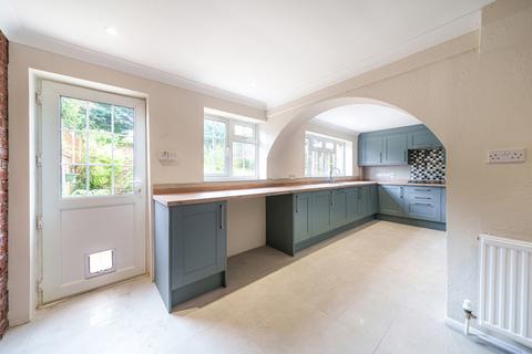 4 bedroom detached house to rent, Derwent Close, Farnham, Surrey, GU9