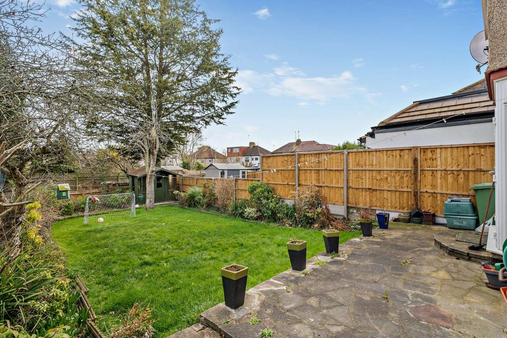 Dawlish Drive, Pinner, HA5 4 bed semidetached house £775,000